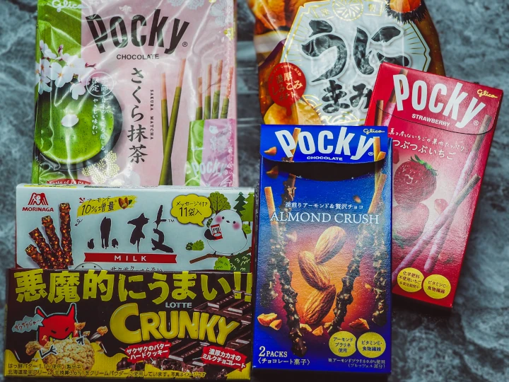 Japońskie słodycze: Pocky o smaku kwitnącej wiśni, chipsy o smaku jeżowca i&nbsp;50-letnie czekoladki