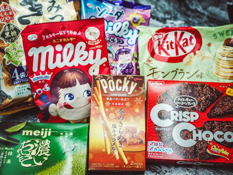 Japońskie słodycze: kasztanowy KitKat mont blanc, melasa z soją, kultowe Milky, Pocky i&nbsp;matcha