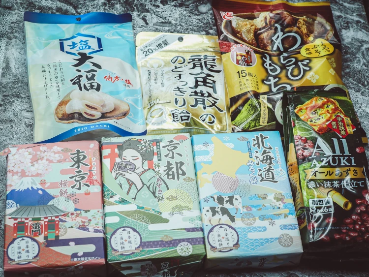 Tradycyjne słodycze japońskie: trzy rodzaje mochi, słodka fasola, dwustuletnie zioła, sakura i&nbsp;prezenty