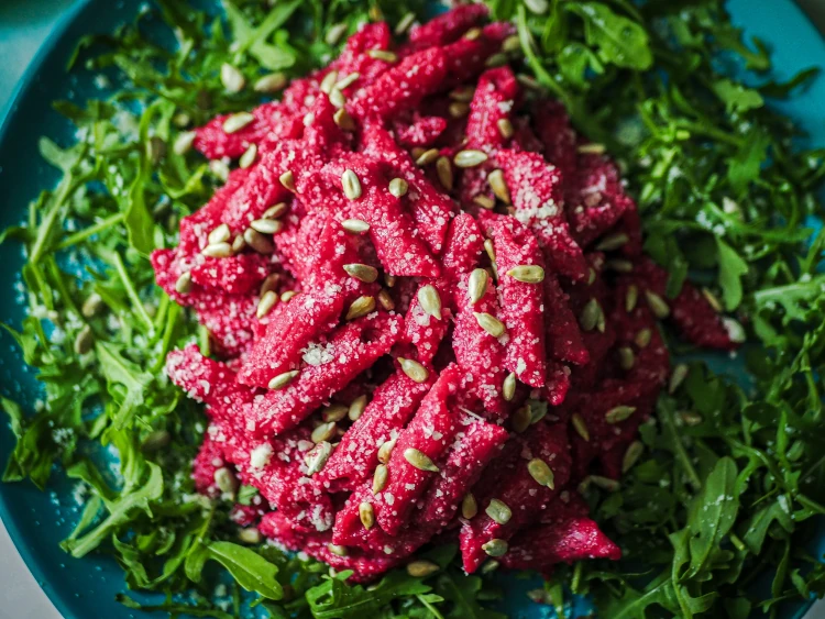 Wegetariański makaron w&nbsp;kremowym, buraczanym sosie