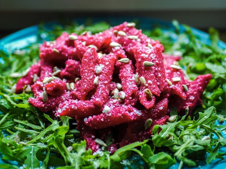 Wegetariański makaron w&nbsp;kremowym, buraczanym sosie