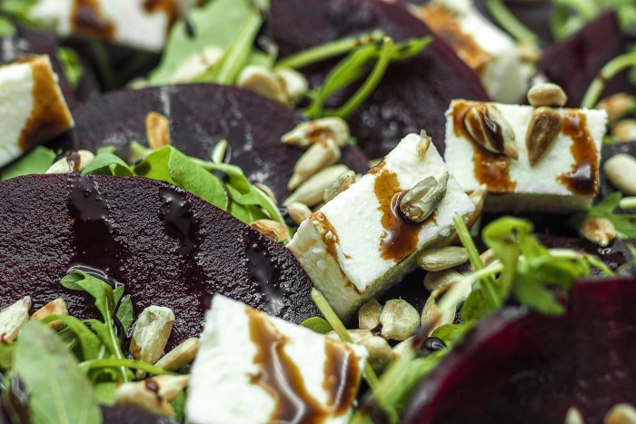 Sałatka z burakiem, fetą i&nbsp;słonecznikiem