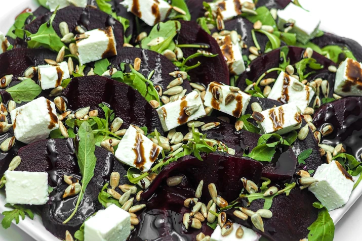 Sałatka z burakiem, fetą i&nbsp;słonecznikiem