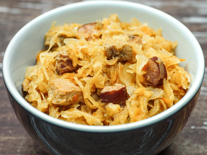 Klasyczny polski bigos z kiszonej kapusty