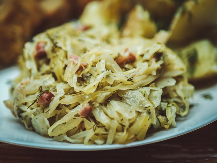 Kapusta zasmażana z&nbsp;boczkiem i&nbsp;koperkiem