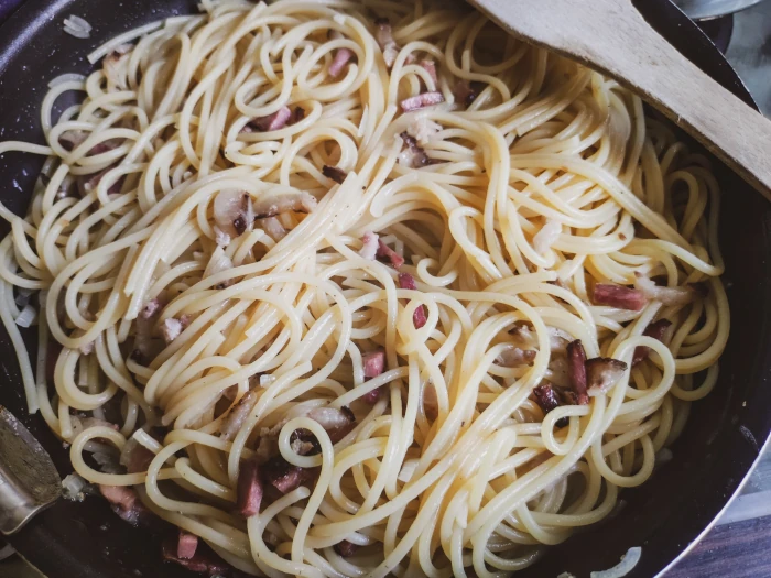 Klasyczne spaghetti alla carbonara (ale&nbsp;po&nbsp;polsku)