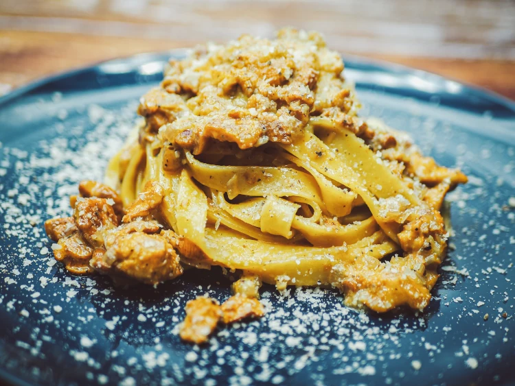 Kremowy makaron z&nbsp;kurkami w&nbsp;stylu włoskiej carbonary