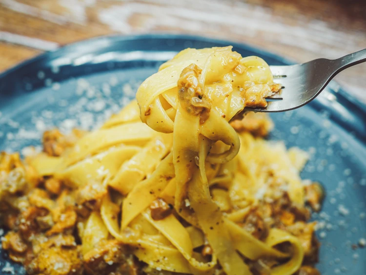 Kremowy makaron z kurkami w stylu włoskiej carbonary