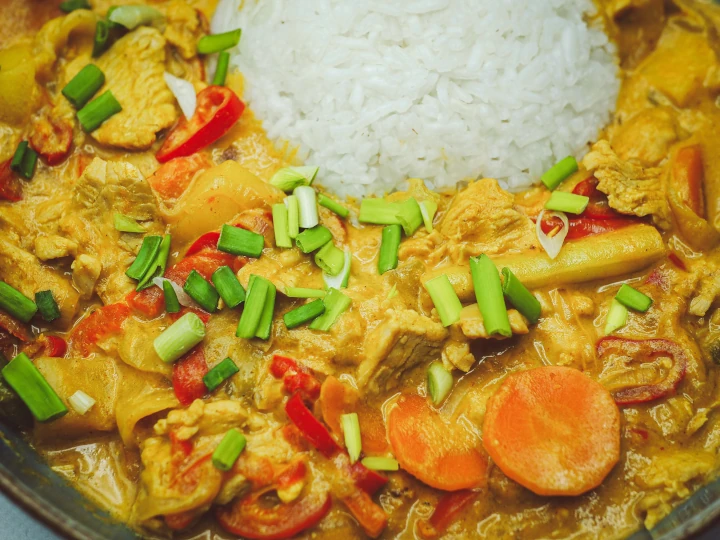 Proste żółte curry z&nbsp;indykiem i&nbsp;warzywami