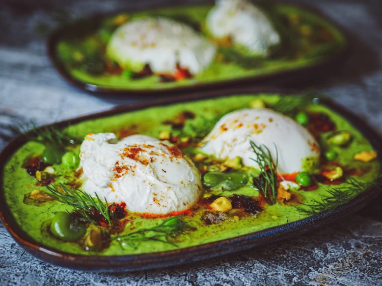 Jajka w koszulkach na zielonej paście z&nbsp;groszku i&nbsp;bobu