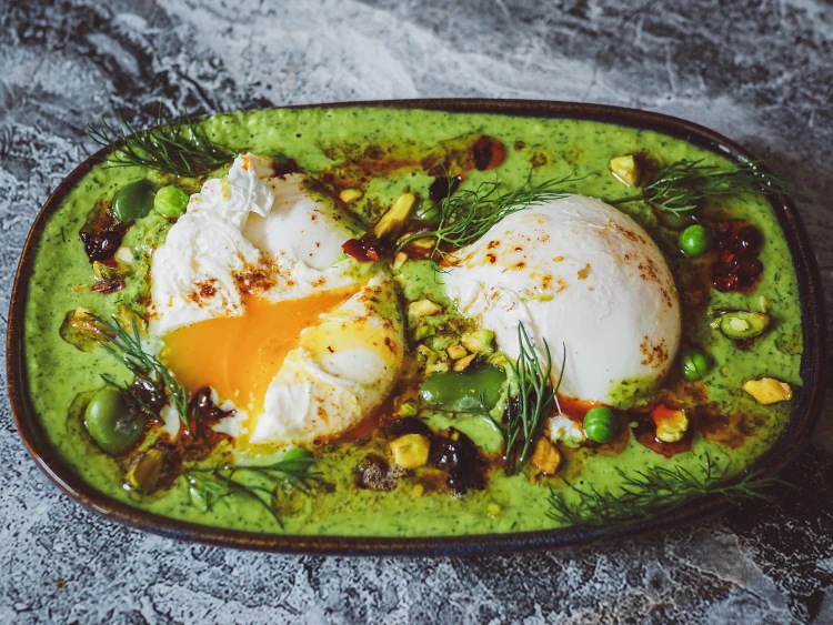 Jajka w koszulkach na zielonej paście z groszku i bobu