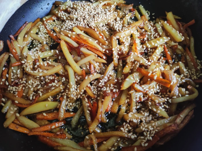 Gamja bokkeum - koreańska przystawka z ziemniaków