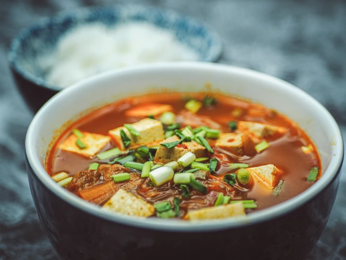 Kimchi jiggae - koreańska potrawka z&nbsp;kiszonej kapusty