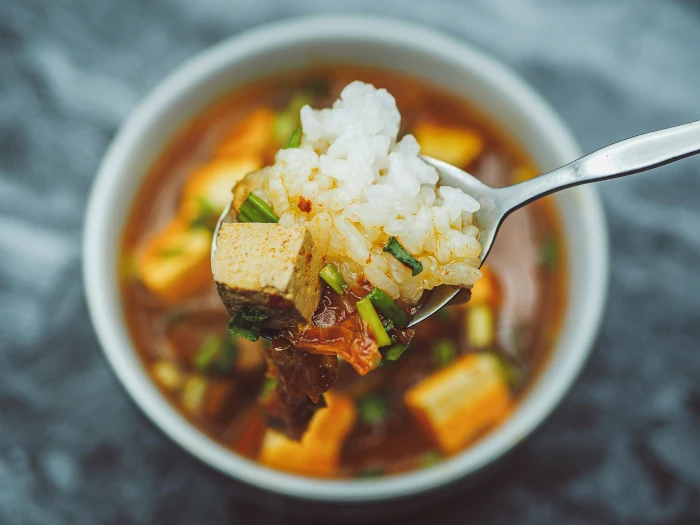 Kimchi jiggae - koreańska potrawka z kiszonej kapusty