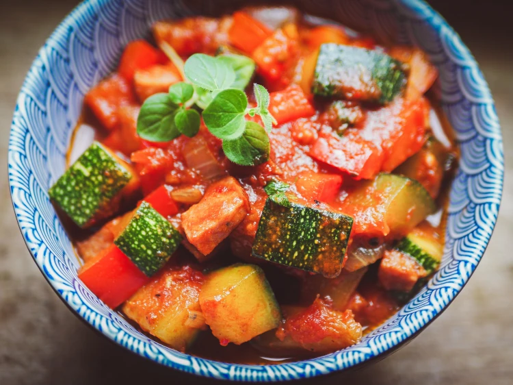 Lekkie i&nbsp;mocno warzywne leczo z&nbsp;cukinią po polsku