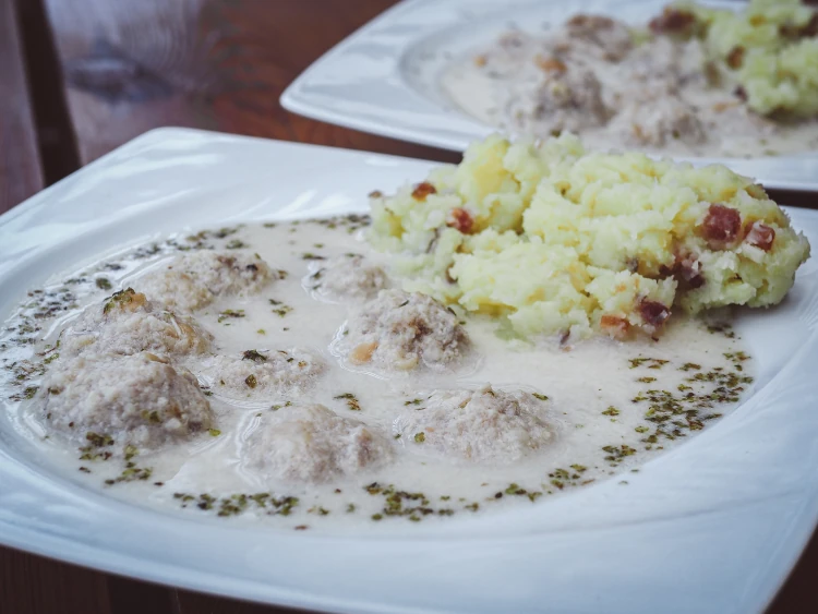 Pomorska zupa klopsikowa mojej mamy z&nbsp;ziemniakami z&nbsp;boczkiem