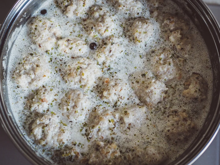 Pomorska zupa klopsikowa mojej mamy z&nbsp;ziemniakami z&nbsp;boczkiem