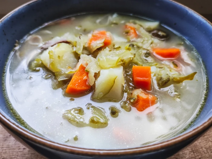 Prosta i (prawie) bezresztkowa zupa ogórkowa
