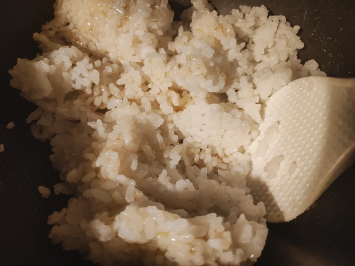 Japońska "kanapka" ryżowa, czyli onigiri z&nbsp;bakłażanem