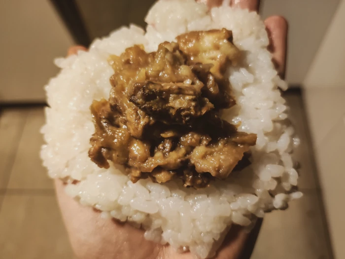 Japońska "kanapka" ryżowa, czyli onigiri z&nbsp;bakłażanem