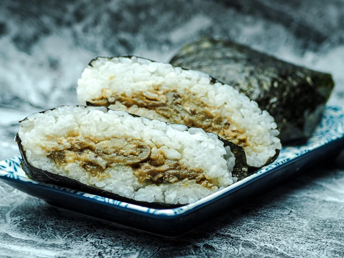 Japońska "kanapka" ryżowa, czyli onigiri z&nbsp;bakłażanem