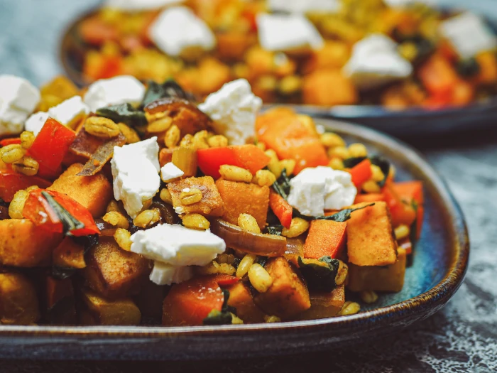 Rozgrzewający pęczak z batatem, papryką i&nbsp;fetą