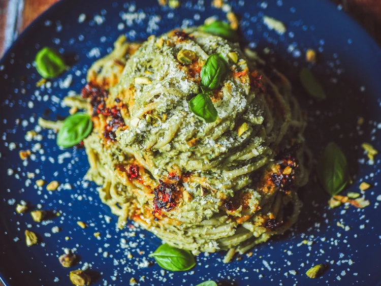 Szybki makaron z wegańskim pesto z&nbsp;bobu w&nbsp;łupinach