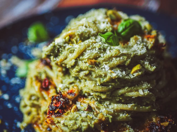 Szybki makaron z wegańskim pesto z bobu w łupinach