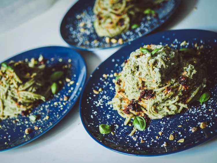 Szybki makaron z wegańskim pesto z bobu w łupinach