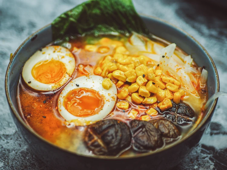 Spicy miso ramen ze&nbsp;świeżymi grzybami shiitake i&nbsp;kukurydzą