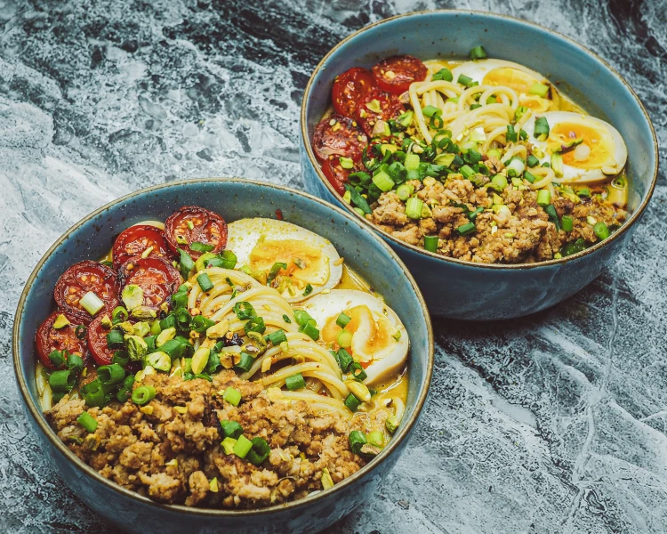 Szybki i wegański pistacjowy tantanmen&nbsp;ramen