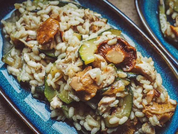 Proste, letnie risotto z&nbsp;kurkami i&nbsp;cukinią