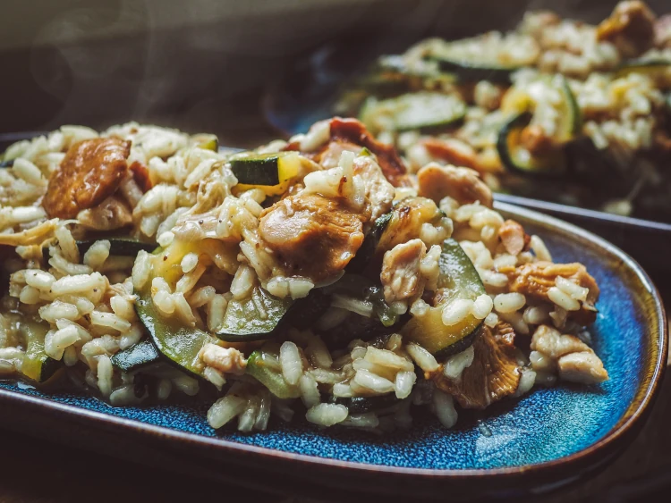 Proste, letnie risotto z&nbsp;kurkami i&nbsp;cukinią