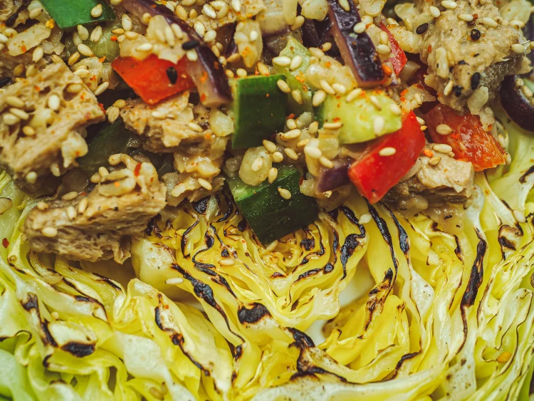 Syta orzechowa sałatka z&nbsp;kaszą bulgur i&nbsp;soją na&nbsp;młodej kapuście