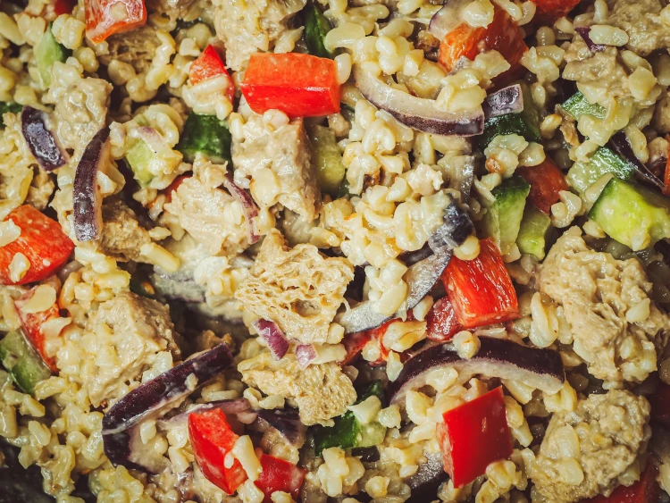 Syta orzechowa sałatka z kaszą bulgur i soją na młodej kapuście