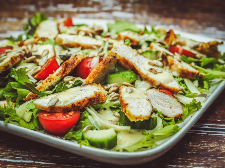 Miodowo-musztardowa sałatka z&nbsp;grillowanym indykiem