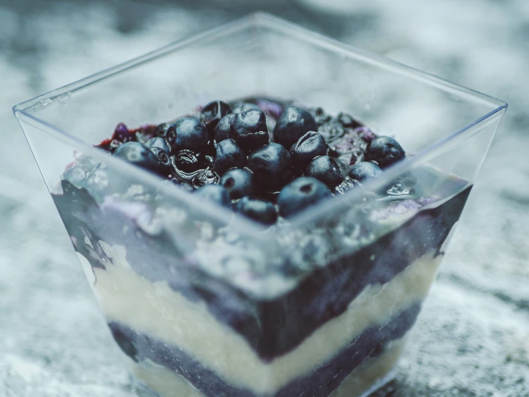 Smaki dzieciństwa, czyli ekspresowa kasza manna z&nbsp;jagodami