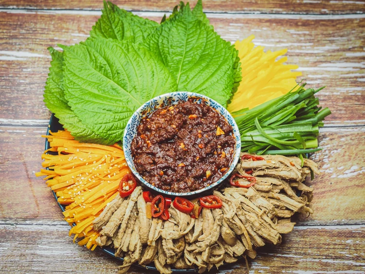 Koreański zawijany ryż "zrób to sam", czyli&nbsp;ssambap (쌈밥)