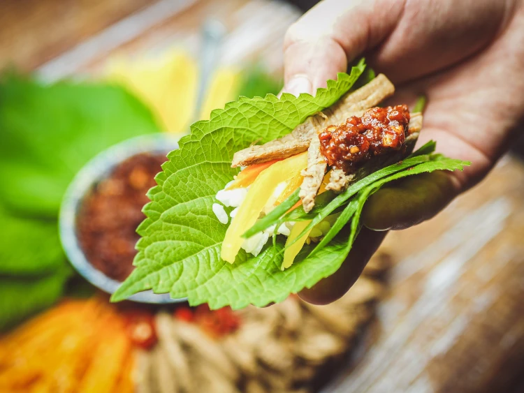 Koreański zawijany ryż "zrób to sam", czyli ssambap (쌈밥)