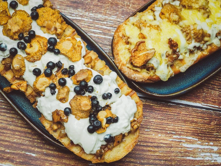 Wypasione kurkowe tosty z&nbsp;burratą i&nbsp;jagodami lub&nbsp;klasycznie z serem