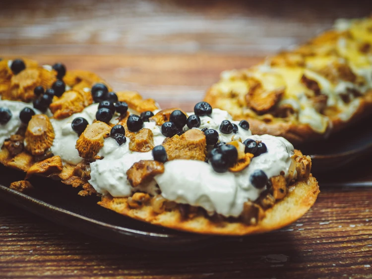 Wypasione kurkowe tosty z burratą i jagodami lub klasycznie z serem